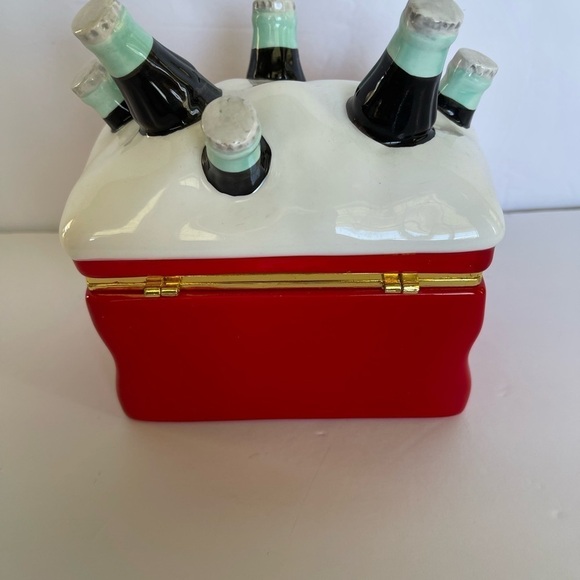 Coke Coca-Cola Ceramic Hinged Box * Ice
Chest With 6 Bottles 'On Ice' De… - Picture 4 of 9